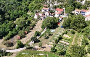 Beautiful Apartment In Hrvace With Wifi