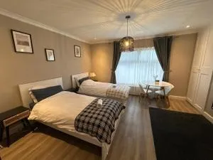 Park Terrace Family Room - Street