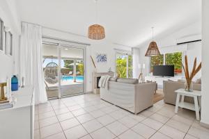 Ivy Blue Villa by Nomads - Short Walk to Coral Bay