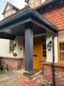 Woodlands Retreat, your own private lounge, bedroom, Bathroom and the use of a hot tub, we also live here