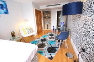 Aircon 2bed Flat in Chelsea outdoor Terrace