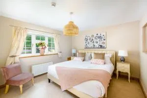 Pet Friendly Apartment with Rural Views & Parking - Porton