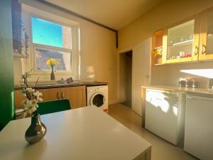 Spacious 4-bedroom Apartment - free public parking