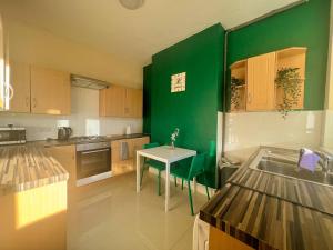 Spacious 4-bedroom Apartment - free public parking