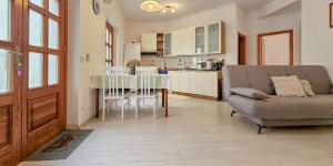 Charmantes Familienapartment nur 30 Meter zum Strand mit Steingrill 