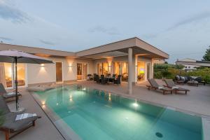 Exquisite Villa mit Panoramablick aufs Meer, Salzwasserpool mit Gegenstromanlage, BBQ