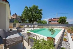 Malerische Villa mit Privatpool, mediterranem Garten, Outdoor-Kueche, Waschmaschine, Trockner - Majkusi