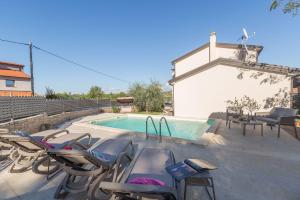 Malerische Villa mit Privatpool, mediterranem Garten, Outdoor-Kueche, Waschmaschine, Trockner