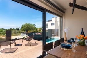 Noble strandnahe Villa mit Meerblick, Privatpool, Gym, nur 700 Meter zum Strand