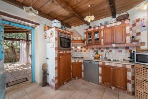 Mediterranes Steinhaus mit Privatpool, Sauna, Meerblick, Kamin, Sommerkueche