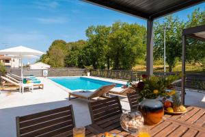 Mediterranes Apartment nur 100 Meter zum Strand mit Salzwasserpool und Jacuzzi