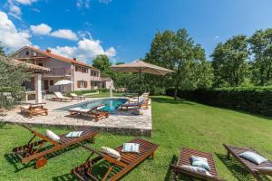 Charmantes Anwesen mit Privatpool, grossem Garten, Tischtennis, Badmintonplatz, BBQ, Outdoor-Kueche 