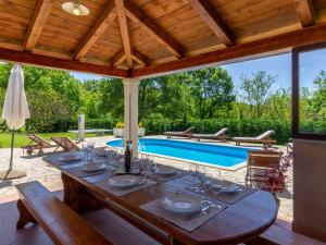 Charmantes Anwesen mit Privatpool, grossem Garten, Tischtennis, Badmintonplatz, BBQ, Outdoor-Kueche 