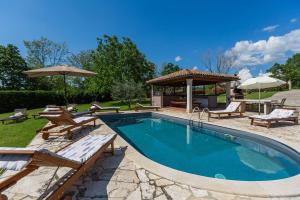 Charmantes Anwesen mit Privatpool, grossem Garten, Tischtennis, Badmintonplatz, BBQ, Outdoor-Kueche