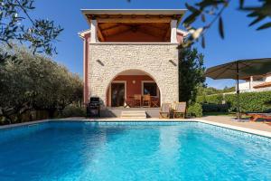 Idyllische Villa mit Panorama Meerblick, Privatpool, Babybett, Aussendusche, umgeben von Oleander und Oliven