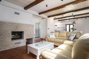 Idyllische Villa mit Panorama Meerblick, Privatpool, Babybett, Aussendusche, umgeben von Oleander und Oliven