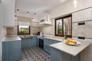 Idyllische Villa mit Panorama Meerblick, Privatpool, Babybett, Aussendusche, umgeben von Oleander und Oliven