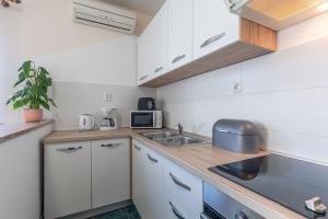 Charmantes Apartment mit privatem Balkon, Klima, Grill, WiFi, nur wenige Minuten zum Strand