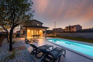 Moderne Villa mit Privatpool, Meerblick, Babybett, BBQ, klimatisierte Schlafzimmer - perfekt zum Bik 