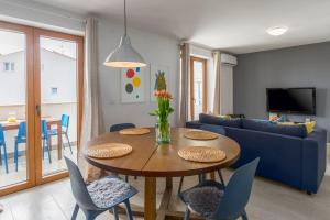 Modernes Apartment mit Meerblick, stylischem Interieur, privatem Balkon, Grill, Klima, WiFi