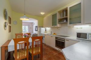 Mediterranes Ferienhaus mit Loungebett, BBQ, privatem Garten, Waschmaschine, klimatisierten Schlafzimmern