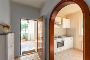 Komfortables Apartment wenige Minuten zur Altstadt von Porec und zum Strand mit Garten