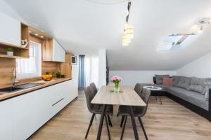 Modernes Apartment nur 250 Meter zum Strand mit privatem Balkon, Grill, WiFi