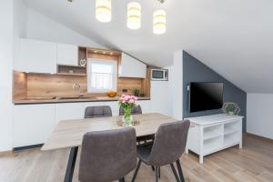 Modernes Apartment nur 250 Meter zum Strand mit privatem Balkon, Grill, WiFi