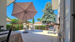 Am Strand gelegenes Ferienhaus mit Meerblick, Aussendusche, Grill