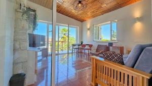 Am Strand gelegenes Ferienhaus mit Meerblick, Aussendusche, Grill 