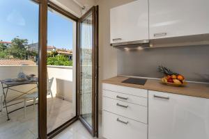 Extravagantes Apartment nur 100 Meter zum Strand mit Salzwasserpool und Jacuzzi