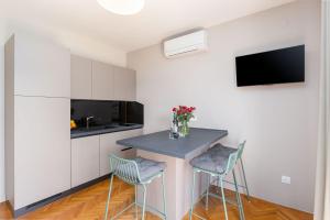 Frisch renoviertes Apartment wenige Gehminuten vom Strand mit privatem Balkon, Klima, Grill, WiFi