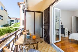 Frisch renoviertes Apartment wenige Gehminuten vom Strand mit privatem Balkon, Klima, Grill, WiFi