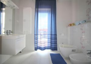 Helles Apartment nur 350 Meter zum Strand mit privatem Balkon und Meerblick