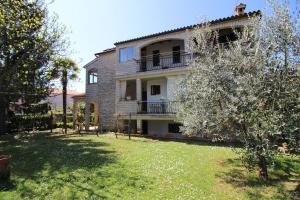 Komfortables Apartment wenige Minuten zur Altstadt von Porec und zum Strand mit Garten