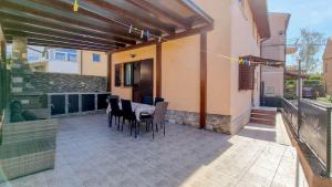 Besonderes Ferienhaus nur 50 Meter zum Strand mit BBQ, Meerblick, Steinkamin