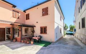Vintage Apartment nur 60 Meter zum Strand mit Privatparkplatz, Aussenbereich, Grill