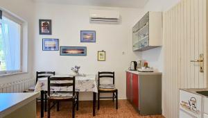 Vintage Apartment nur 60 Meter zum Strand mit Privatparkplatz, Aussenbereich, Grill 