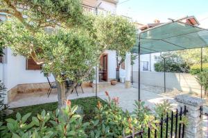 Charmantes Apartment nur 250 Meter zum Strand mit Terrasse, WiFi 