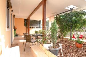 Malerisches Apartment mit toller Terrasse, Garten, Waschmaschine, WiFi 