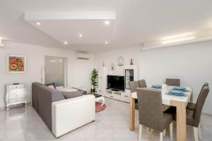 Malerisches Apartment mit toller Terrasse, Garten, Waschmaschine, WiFi 