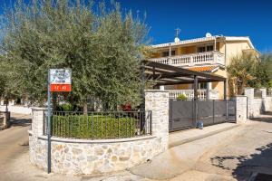 Idyllisches Apartment mit mediterranem Garten, BBQ - nur 15 Minuten zum Strand