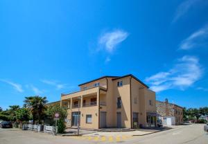 Helles Apartment nur 120 Meter zum Strand mit Meerblick, Liegen, Klima, WiFi 