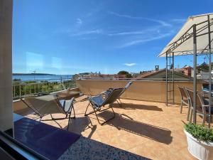 Helles Apartment nur 120 Meter zum Strand mit Meerblick, Liegen, Klima, WiFi 