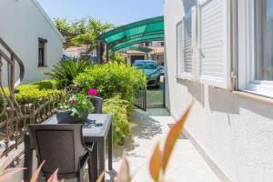 Besonderes Apartment mit eigener Galerie im Dachgeschoss - nur wenige Minuten zum Strand