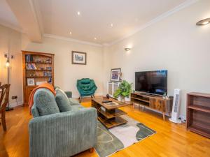 Gated Riverside London SE16 apartment with parking Pass the Keys