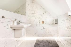 Contemporary 3 Bedroom Fully Detached Town House