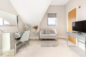 Contemporary 3 Bedroom Fully Detached Town House