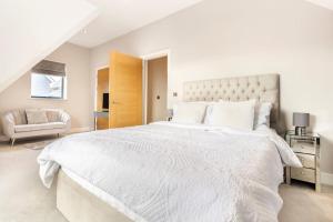 Contemporary 3 Bedroom Fully Detached Town House