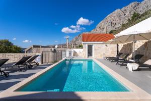 Villa KING with private pool with hydromassage, 4 bedrooms, 3km from sea and town Omiš
